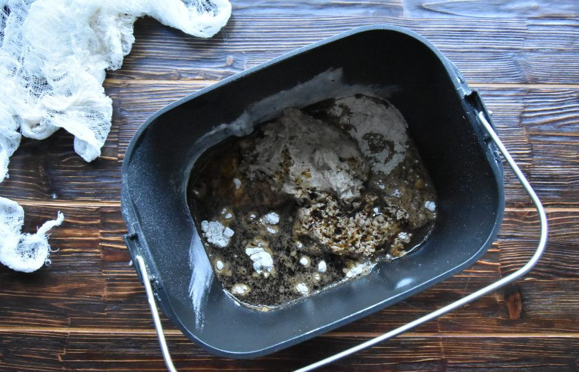 1. Этап. Дарницкий хлеб на закваске в хлебопечке: Добавьте ржаную закваску и установите емкость с подготовленными компонентами для теста в хлебопечку.