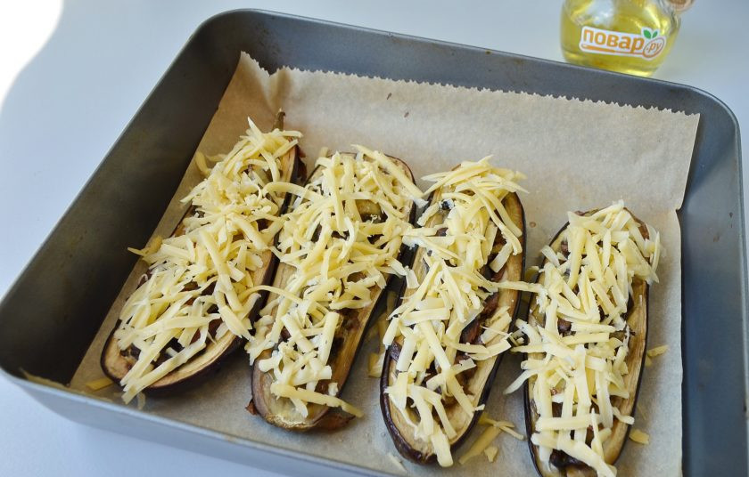 1. Этап. Баклажаны, фаршированные грибами: 8. А можно сделать еще и аппетитную сырную корочку! Для этого посыпьте баклажаны тертым сыром, количество и сорт на ваше усмотрение. Отправьте баклажаны в духовку еще на пару минут, чтобы сыр расплавился.