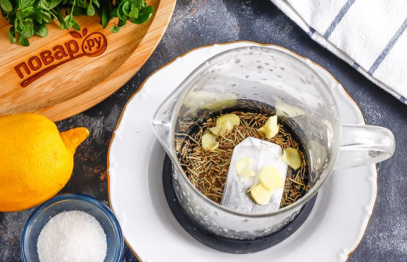 1. Этап. Чай с розмарином и имбирем: Очистите часть корня имбиря и нарежьте его ломтиками, высыпьте в чайник. Много не добавляйте, так как напиток будет горчить. Важна умеренность!