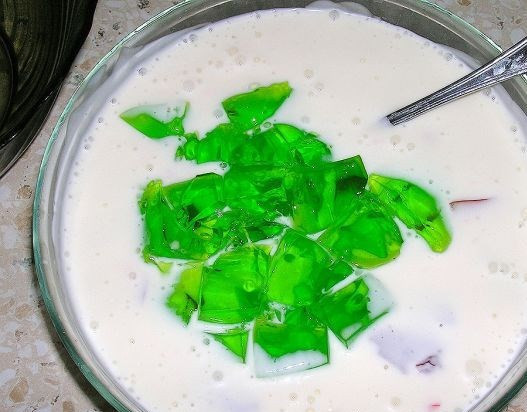 1. Этап. Торт Разбитое стекло: Постепенно введите порезанное желе в сметанно-желатиновую смесь. Перемешайте.