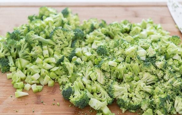 1. Этап. Крем-суп с сыром и брокколи: Мелко нарубите брокколи и лук.