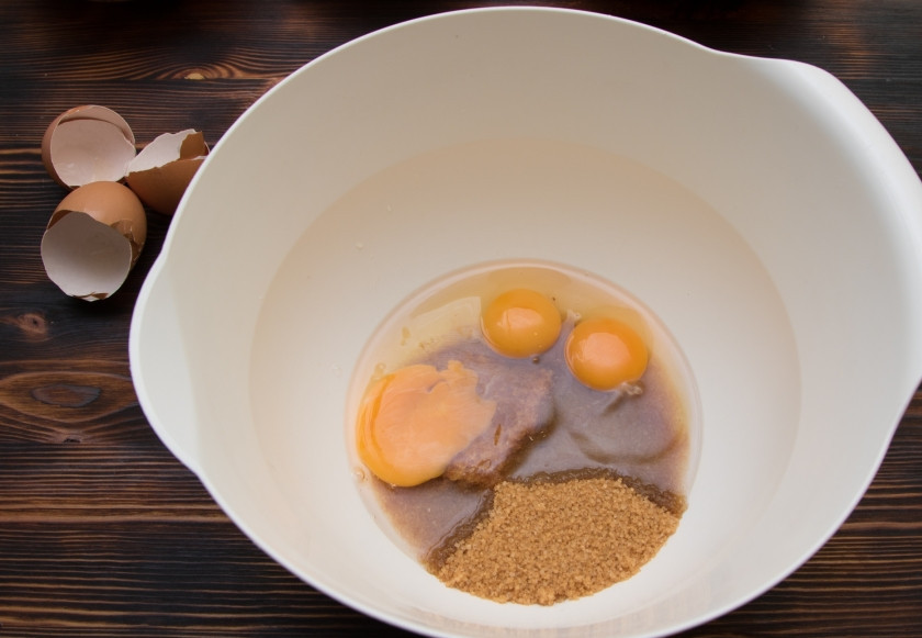 1. Этап. Морковный торт классический: В отдельной миске взобьем яйца с коричневым сахаром в течение 3-4 минут.