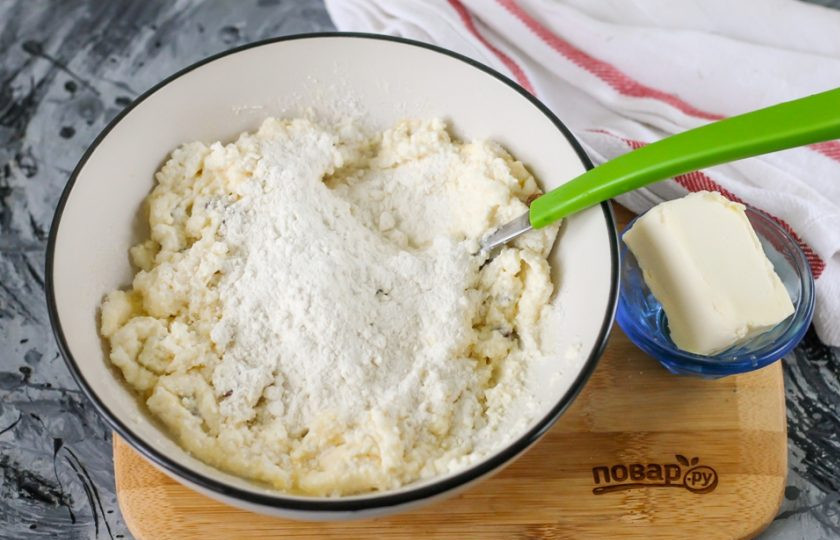 1. Этап. Сырники из кислого творога: Просейте пшеничную муку, 3-4 ст.л. муки всыпьте в емкость и замесите творожное тесто. Оставьте его на 15 минут для активизации клейковины.