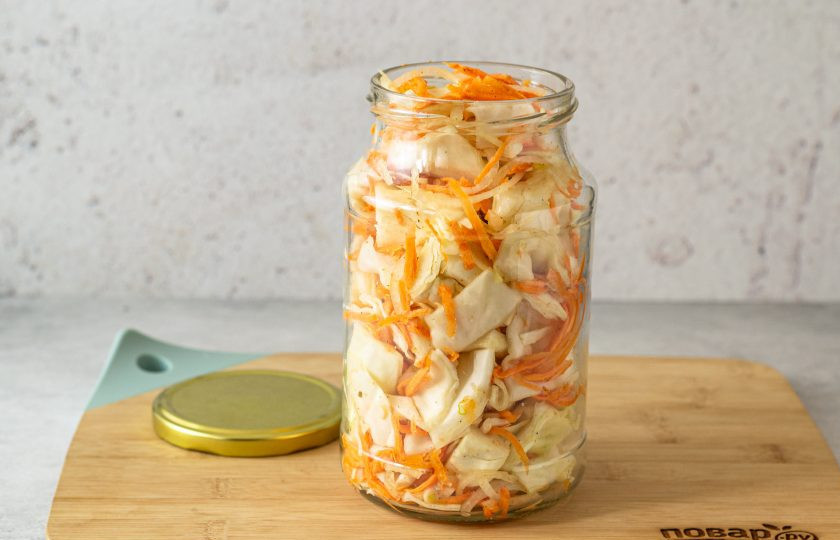1. Этап. Капуста по-корейски на зиму: Выложите получившуюся закуску в чистую стерилизованную банку.