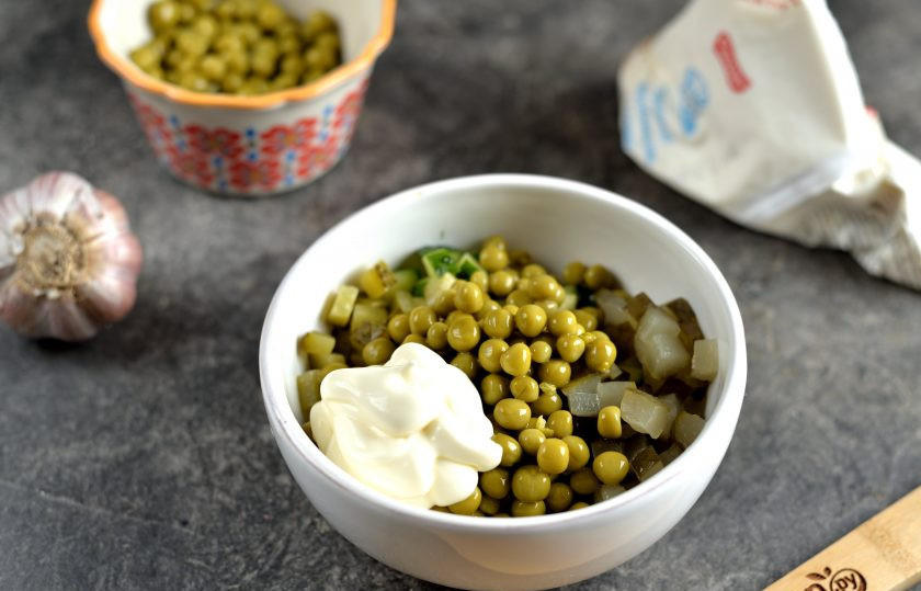 1. Этап. Брутальные бутерброды Три огурца: Добавьте зеленый консервированный горошек, немного свежего молотого перца, заправьте майонезом. Для большей пикантности вместе с майонезом можно добавить немного столового хрена.