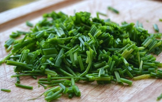 1. Этап. Перепелка в духовке: 2. Зелень (в данном случае это лук, но вы можете взять любую, которая вам по душе) вымойте и измельчите.