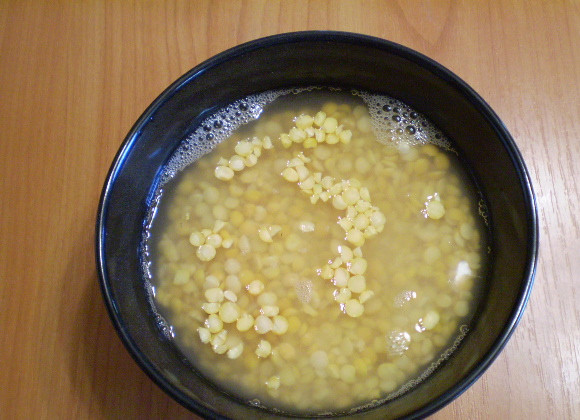 1. Этап. Гороховый суп в мультиварке: 2. Перебираем сухой горох от мусора. Заливаем еле теплой водой и даем постоять минут 20. Промываем до прозрачной воды.