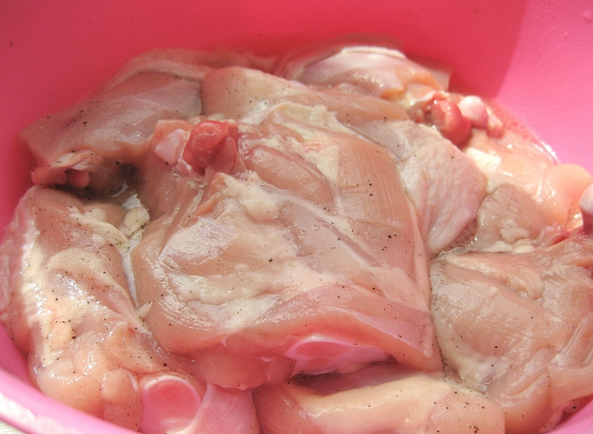 1. Этап. Карамельная курочка с овощами, лепешками и десертом: БЕДРА Куриные бедра промыть и обсушить бумажным полотенцем. Посолить, поперчить и сбрызнуть растительным маслом. Запекать в аэрогриле при температуре 250 градусов 15 минут. Конечно, можно делать и в духовке, но это займет немного больше времени.