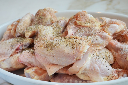 1. Этап. Куриные крылышки на гриле: 2. Посолите и поперчите по вкусу, все тщательно перемешайте. Разогрейте гриль, смажьте решетку небольшим количеством растительного масла. Выложите крылышки на гриль.