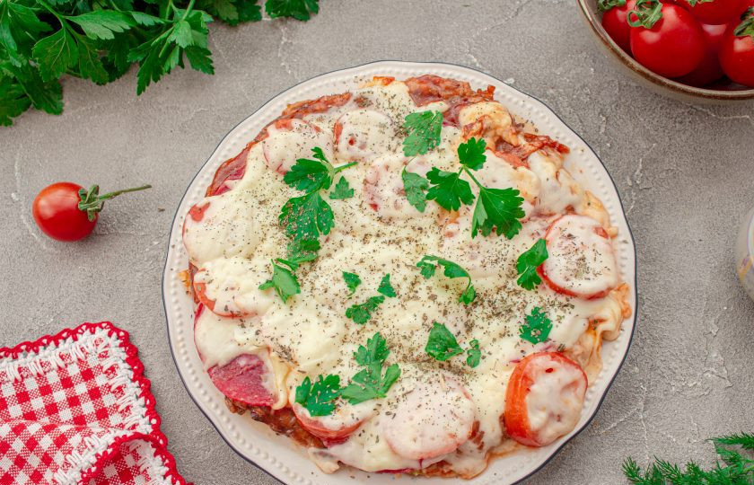 1. Этап. Пицца из кабачков без муки на сковороде: Готовую пиццу переложите на блюдо.