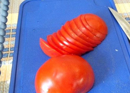 1. Этап. Отбивные из телятины в духовке: Помидоры нарезаем на полукольца.