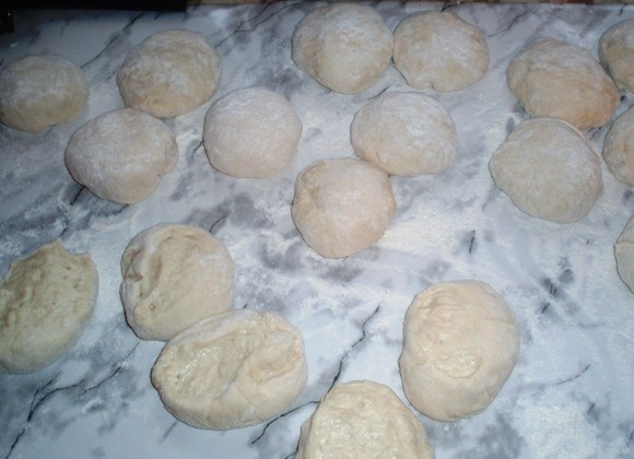 1. Этап. Плацинды с тыквой: 3. Готовое тесто разделите на равные части. Получается 16-18 частей.