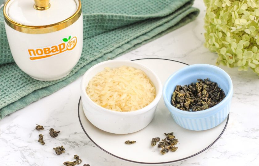 1. Этап. Гэммайтя: Подготовьте указанные продукты. Приобретите зеленый чай без ароматизаторов и цветков, а рис — длинный, по желанию — бурый.