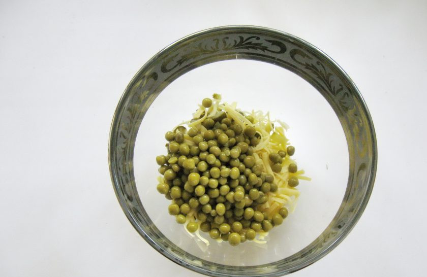 1. Этап. Салат из свеклы с зеленым горошком: Выложите в салатник консервированный зеленый горошек.