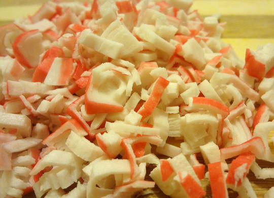 1. Этап. Плавленый сыр с начинкой: Крабовые палочки тоже нарезаем как можно мельче.