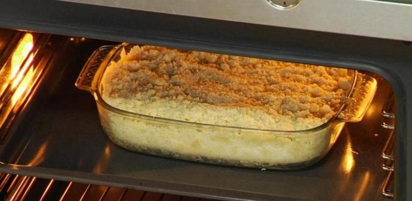 1. Этап. Голландский яблочный пай: 4. В небольшой емкости нагрейте воду, разведите в ней оставшийся сахар и крахмал. Постоянно помешивая, продолжайте нагревать до получения густой клейкой массы. Добавьте ванильный сахар и перемешайте. Яблоки залейте полученной смесью, перемешайте и выложите в форму поверх основы. Разровняйте и равномерно засыпьте оставленной крошкой.