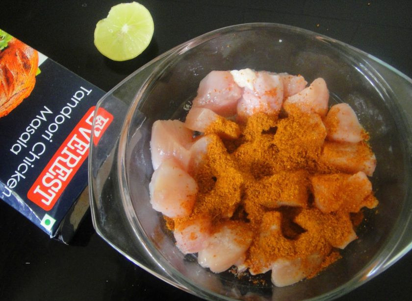 1. Этап. Куриные шашлычки на шпажках в духовке-гриль: 2. Приправьте мясо тандури масала, лимонным соком, солью и перцем.