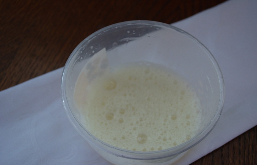 1. Этап. Глазурь на пасху: К белку добавьте лимонный сок. Взбейте до образования небольшой пены. На это уйдет 5-6 секунд. Я работаю миксером.