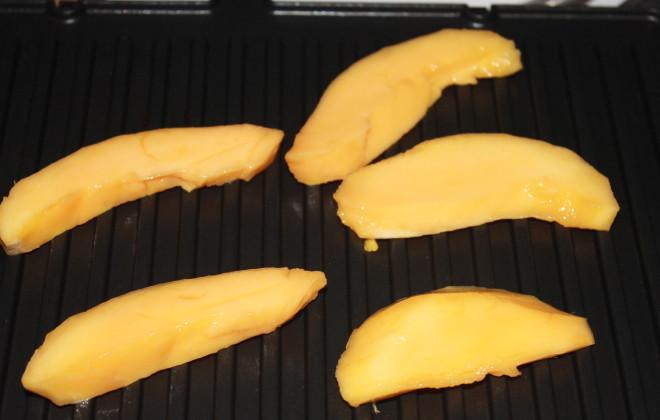 1. Этап. Имбирный лосось с манго-гриль и брусничным соусом: Манго почистить. порезать дольками и поджарить на гриле