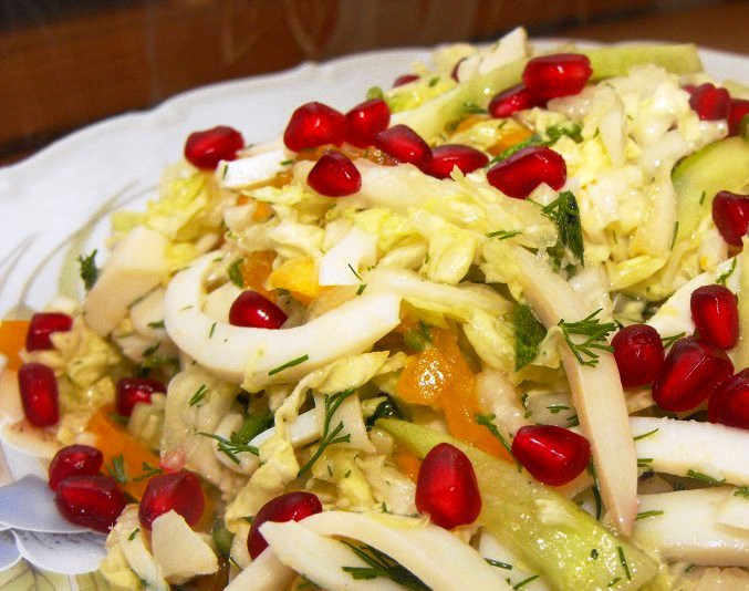 1. Этап. Салат из кальмаров с овощами: Смешайте все порезанные ингредиенты, заправьте лимонным соком, оливковым маслом, украсьте зернами граната и подайте на стол.