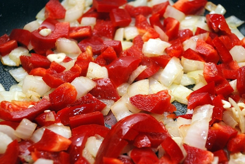 1. Этап. Подлива из баклажан: Спелые помидоры среднего размера ошпарить кипятком, удалить семена и кожицу. Мякоть нарезать кусочками средней величины. Перец можно испечь, а можно использовать сырым. Очистить и нарезать перец также, как и помидоры. Как только лук начнет румяниться, добавить нарезанный перец и тушить все под крышкой на среднем огне 10 минут. Перец должен немного размягчиться.