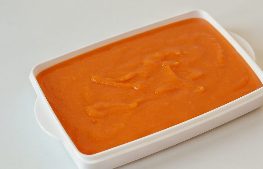 1. Этап. Тыквенный мармелад: Перелейте пюре в форму. Оставьте застывать.