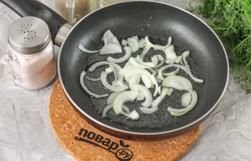 1. Этап. Полента с баклажанами: Лук очистите от кожуры и промойте в воде вместе с остальными овощами. Срежьте у баклажанов хвостики, а из помидоров вырежьте зеленые сердцевинки. Нарежьте луковицу полукольцами и отпассеруйте в растительном масле примерно 2-3 минуты.