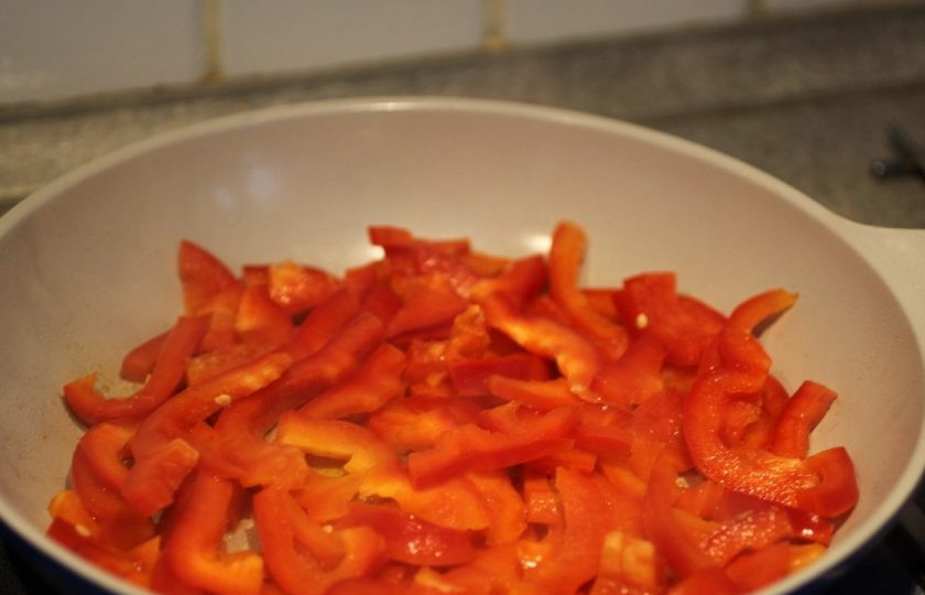 1. Этап. Салат из баклажана: 2. Моем, очищаем и режем болгарский перец. После этого тоже обжариваем его до готовности. Все ингредиенты выкладываем в единую емкость, в которой будем готовить салат.