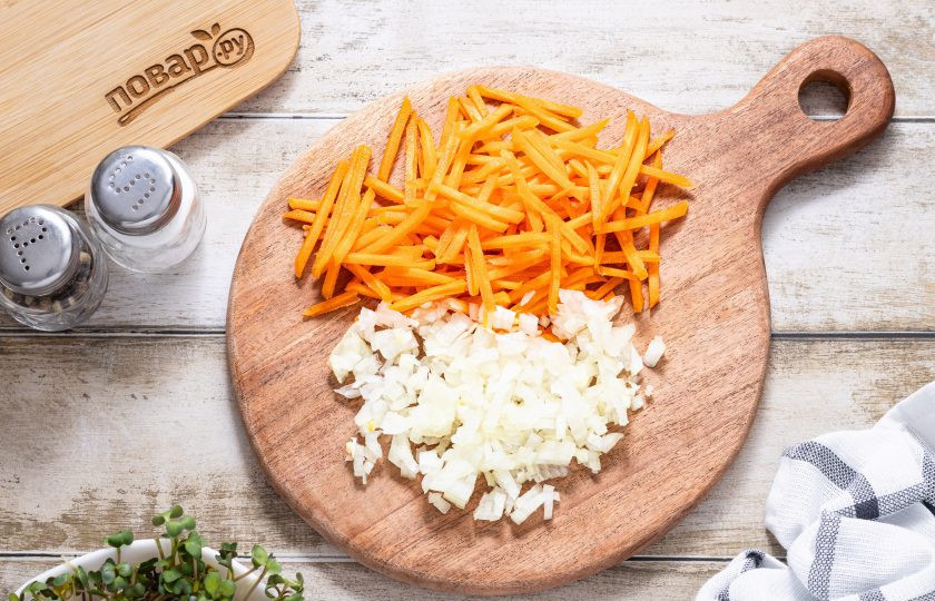 1. Этап. Гречка с киноа: Репчатый лук нарежьте кубиками, а морковь очистите от кожуры и натрите на терке.