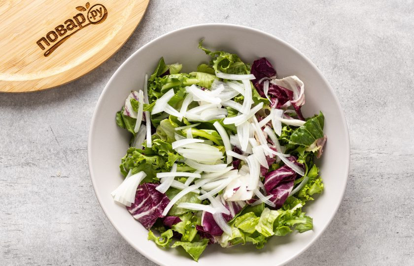 1. Этап. Салат Весна не за горами: Репчатый лук нарежьте перьями.