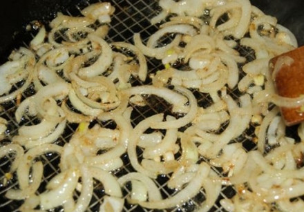 1. Этап. Салат по-корейски из кабачков: И спассеровать до легкого золотистого цвета в растительном масле.