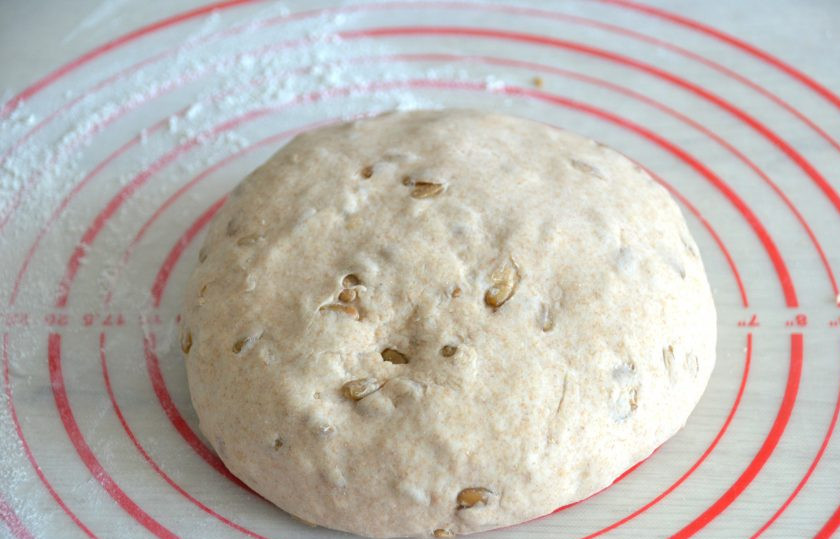 1. Этап. Голландский хлеб: Слегка присыпьте мукой рабочую поверхность стола, еще раз вымесите тесто, снова подкатайте в шар.