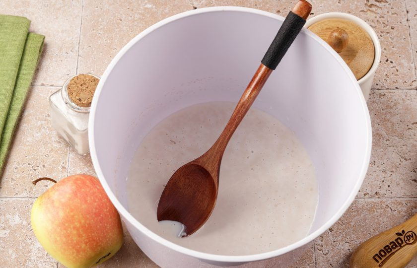 1. Этап. Пирог на дрожжах с яблоками: В глубокой миске соедините тёплое молоко и дрожжи.