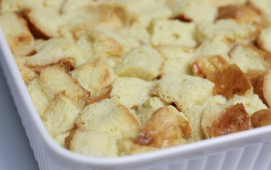 1. Этап. Хлебно-ягодный пудинг: 2. Смешайте молоко, жирные сливки, сахар, отправьте на огонь и варите до растворения сахара. В другой емкости смешайте яйца, желтки и соль. Влейте стакан молочной смеси в яичную и размешайте, затем тонкой струйкой влейте все в кастрюлю к основной молочной смеси. Залейте приготовленным кремом хлеб в форме и оставьте на 5 минут.