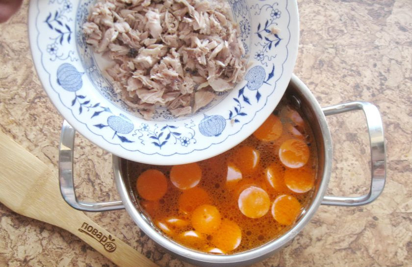 1. Этап. Солянка как в ресторане: Добавьте нарезанную отварную курицу.