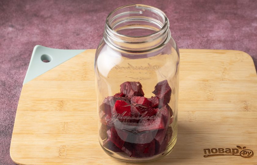 1. Этап. Свекольный квас без сахара: Переложите свеклу в чистую стерилизованную банку.