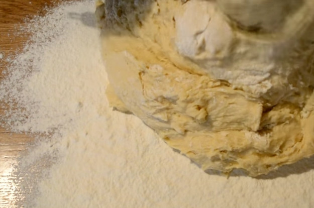 1. Этап. Самые простые куличи: 5. Когда станет сложно мешать тесто ложкой, присыпьте стол мукой и выложите тесто на стол. Месите руками, пока тесто не станет мягким, приятным.