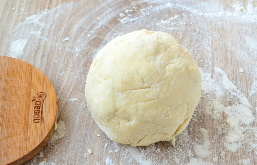 1. Этап. Слоеное тесто быстрого приготовления: Полученную смесь слегка помните руками и соберите в комок. Именно помните, а не замешивайте тесто. И делать все надо очень и очень быстро, чтобы масло не успело растаять.