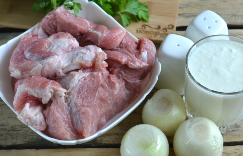 1. Этап. Маринад для шашлыка из свинины с кефиром: Подготовьте все необходимые ингредиенты. Свининку можно брать любую, но самым вкусным получится шашлык из ошейка.