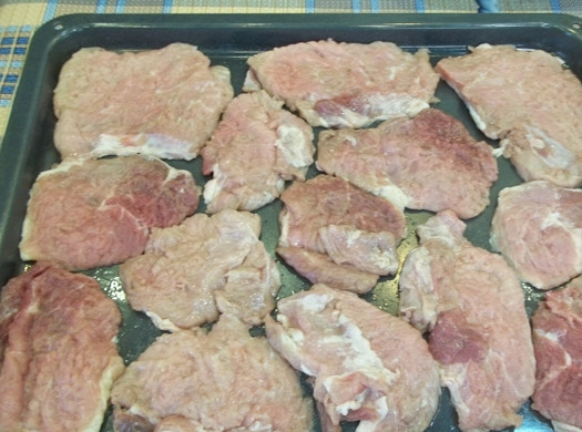 1. Этап. Французские отбивные из свинины в духовке: 10. Противень смазываю растительным маслом (можно положить пергамент) и выкладываю отбитое мясо в один слой.