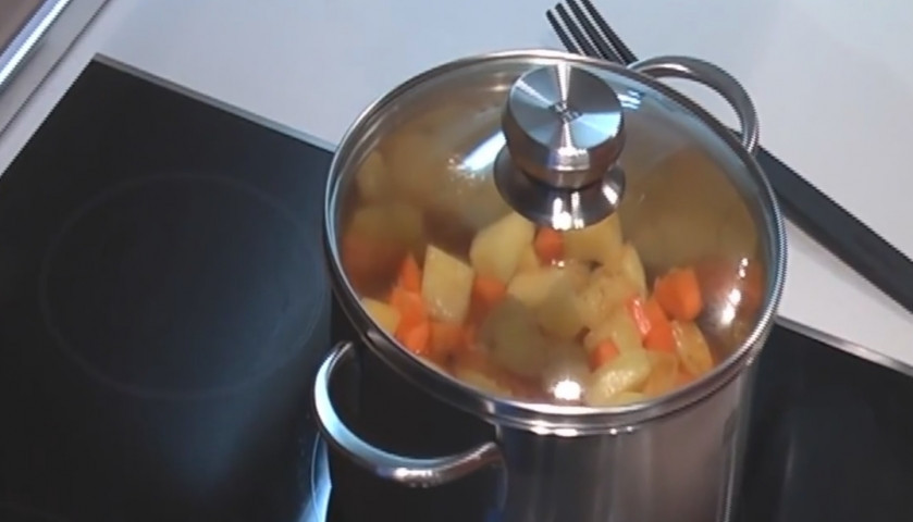 1. Этап. Рагу из курицы и овощей: Добавить соус в кастрюлю с овощами и мясом, накрыть крышкой и тушить на медленном огне.