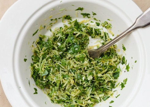 1. Этап. Судак, запеченный с сыром: С лимона снимаем цедру, измельчаем оставшийся чеснок и мелко порубим половину петрушки. Добавим 0,5 ложки масла и столовую ложку лимонного сока.