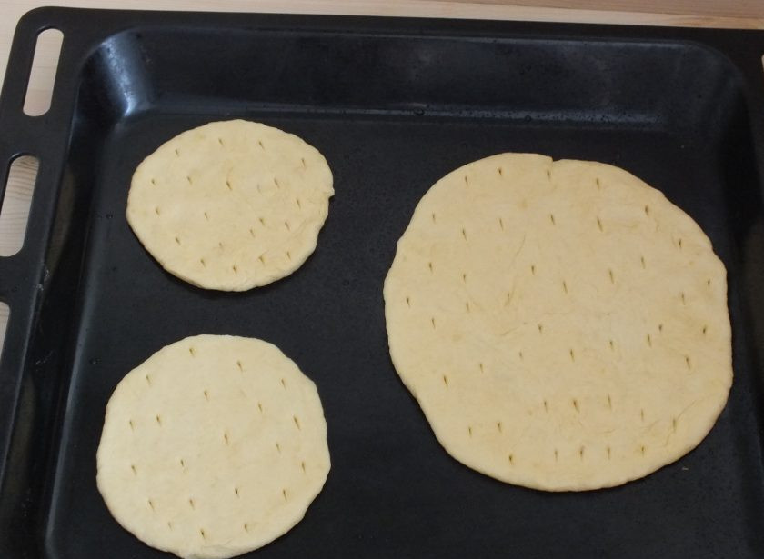 1. Этап. Торт Любава: Разогрейте духовку до 180 градусов. Выложите коржи на сбрызнутый водой противень. На коржах, сделайте ножом проколы. Поставьте выпекаться в горячую духовку на 20 минут. Испеките все заготовки.