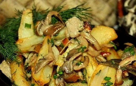 1. Этап. Вешенки, жареные с картошкой: Готовить еще минут 5, стараясь как можно реже и аккуратнее перемешивать - картофель уже почти готов и может разваливаться от слишком интенсивных манипуляций, превращаясь в жареное пюре. Поэтому огонь должен быть достаточно сильным - прихватился низ корочкой, аккуратно поддели лопаткой, перевернули. Через пару минут повторили процедуру. И так далее до полной и безоговорочной победы;). Готовые вешенки, жареные с картофелем, подавать горячими, с пылу-с жару! Можно посыпать нарубленной зеленью и чесноком, но это не обязательно - и так сметут со стола, уверяю вас;).