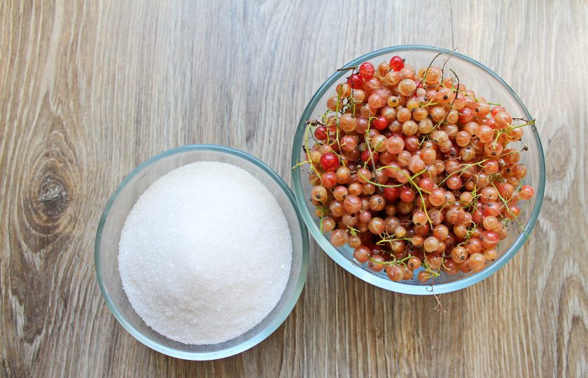 1. Этап. Варенье-желе из смородины: Подготовьте все необходимые ингредиенты для приготовления варенья-желе из смородины.