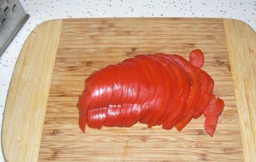 1. Этап. Куриное филе с болгарским перцем: Болгарский перец нарезать полукольцами.