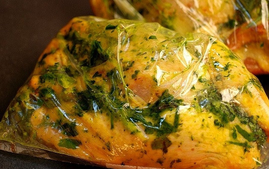 1. Этап. Курица, маринованная с чили и шалфеем: 4. Вымойте и обсушите курочку. В зависимости от того, как вы будете ее готовить, нарежьте порционными кусочками или разрежьте пополам и разверните 