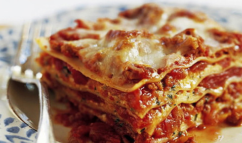 1. Этап. Лазанья с овощами с сыром: Духовку разогреваем до 350 градусов 175 градусов. Распределяем 1 стакан томатного соуса на намасленное дно противня. Выкладываем на противень слой лапши, на лапшу - смесь из сыра и яиц, а также пасту с соусом. Слои повторяем, в конце присыпаем остатками тертого сыра. Выпекаем 40 минут. Приятного аппетита!