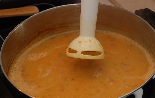 1. Этап. Турецкий суп из чечевицы: 6. После закипания уберите огонь до минимума и томите минут 30-35, пока чечевица не станет мягкой. Готовый суп нужно измельчить с помощью блендера до состояния пюре.