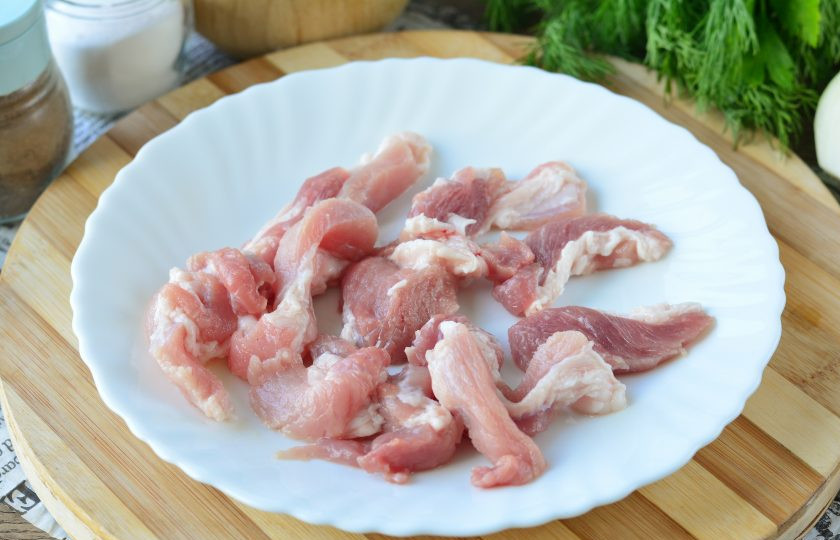1. Этап. Бефстроганов с гречкой: Промойте мясо и нарежьте свинину полосками.